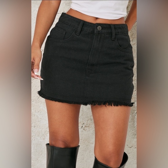 PrettyLittleThing Petite Washed Black Raw Hem Mini Skirt,  Excellent Condition - Picture 4 of 6